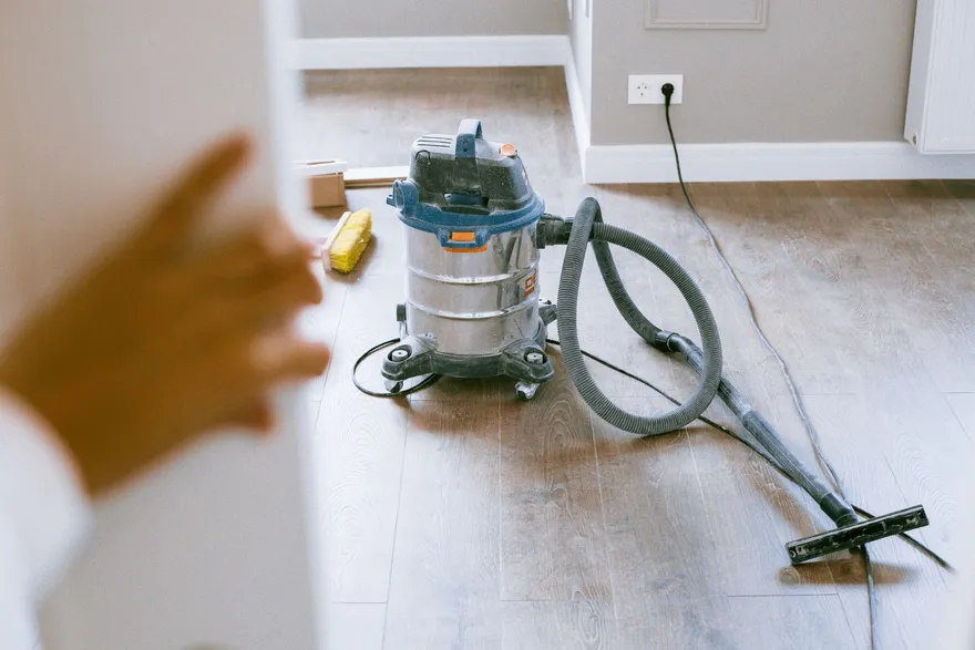 Aspirator industrial pe podeaua unui apartament proaspăt renovat