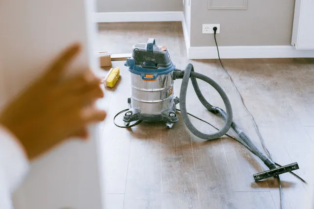 Aspirator industrial pe podeaua unui apartament proaspăt renovat