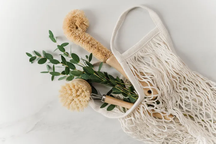 Perii și accesorii de curățenie eco-friendly pe o suprafață de marmură